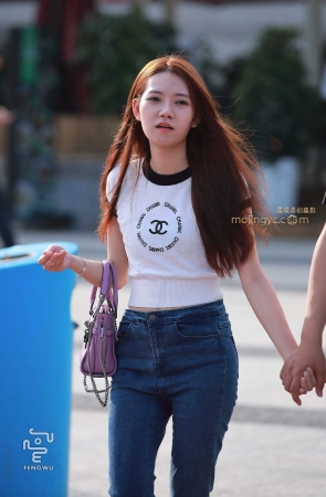 紧身牛仔裤，美女