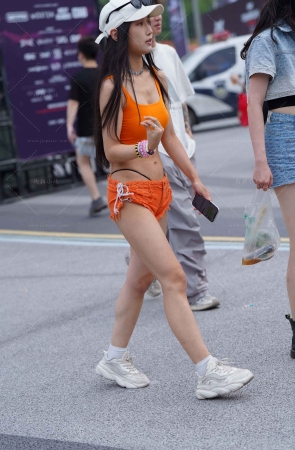 夏日清凉橙色超短热裤美眉