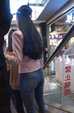 鸭舌帽紧身蓝牛美女