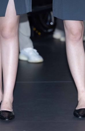 25829-2=38 某展台两位光腿礼仪小姐