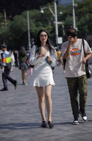 街拍美丽大方白裙姐姐
