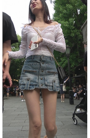 街拍漂亮的牛仔裙美女