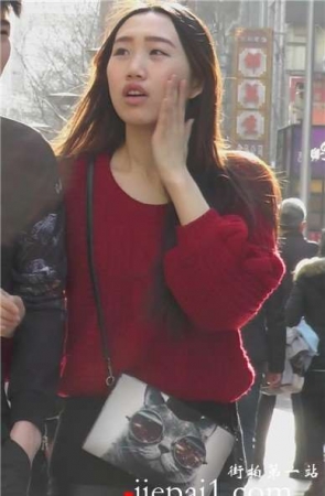 黑色皮裤红衣女孩真水灵 [1.46 GB]