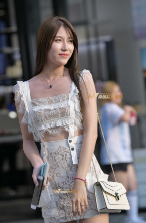 一个清秀长腿美女