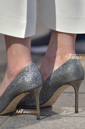 5.25 身材高挑的气质白领美女