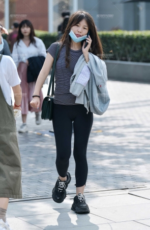 打电话的紧身裤美女