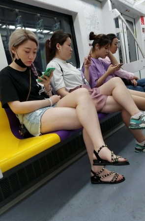 4K – 街拍白皙美腿姑娘 [817 MB/MP4]