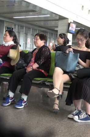 4k-候车室拍摄白净眼镜妹街拍肉丝凉高跟