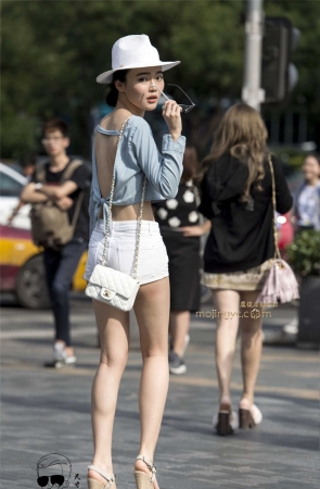 美女露背短裤大长腿的魅力