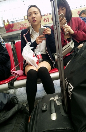 火车站候车的黑色高筒袜白皙美腿漂亮妹子