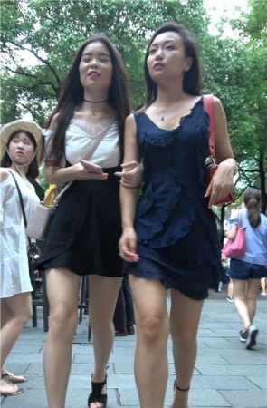 4K – 街拍深蓝色连衣裙美腿美女 [786 MB]