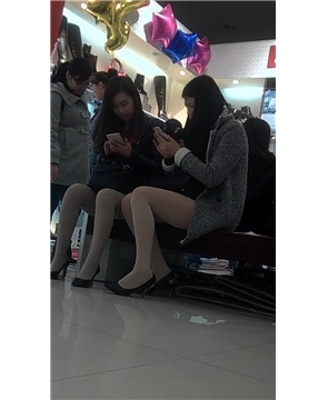包包店内拍摄两位高跟长腿姐妹花