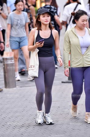 黑背心紧身裤美女