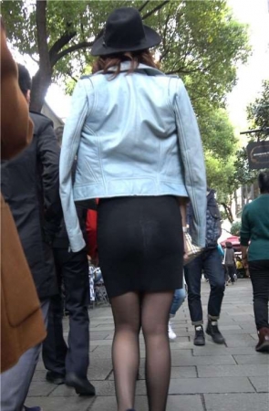 4K – 漂亮的黑丝街拍美女 [669 MB/MP4]