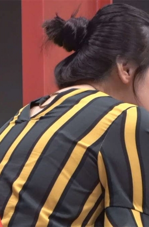 餐厅吃饭的米色凉高跟美足