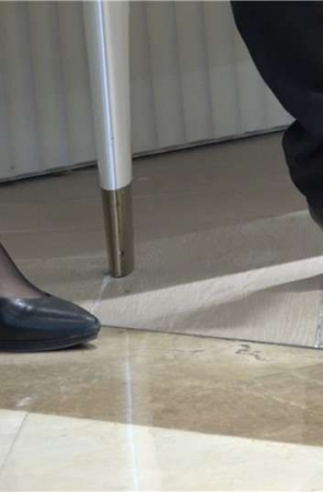 4K 黑丝美女销售 [843 MB]