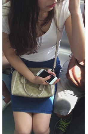 玩手机的美腿小姐姐[253M/MP4]