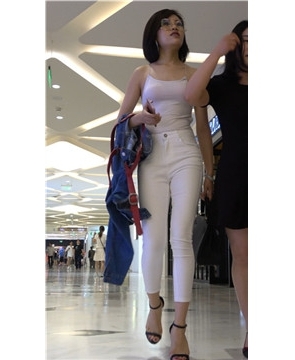 4k超清，气质短发眼镜少妇，性感大露背极度吸睛~！[1.09 GB]