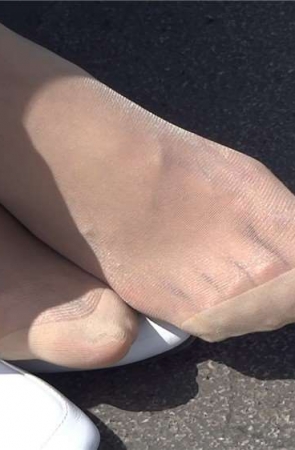 白鞋肉色丝袜美眉太阳下晾晾脚 [511 MB/MP4]