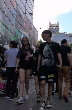 黑衣超短裤美臀墨镜美女短裤还能再短点吗