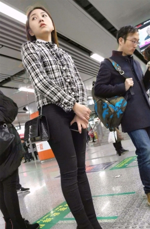 等地铁的黑色紧身裤超级小清新美女