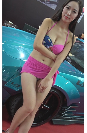 漂亮的泳装车模美女