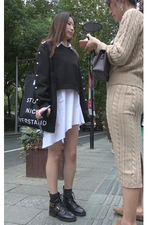 漂亮的白裙裸腿美女[1.53G/MP4]