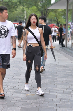 夏天的牛仔裤和小汗衫