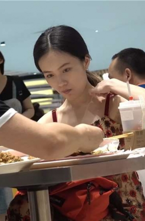 用餐，花色吊带连衣裙