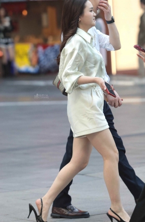 街拍高跟少妇