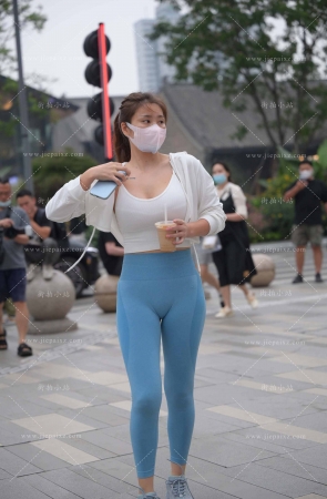 搭讪街拍蓝色紧身裤翘臀美女 [23P]