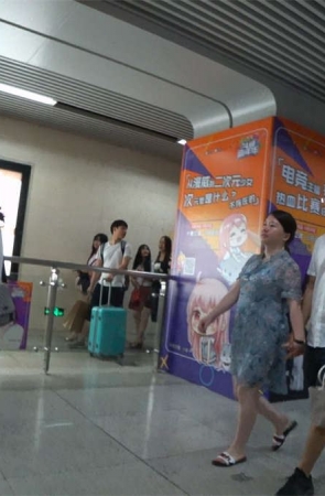地铁站跟拍两个裙装性感白腿漂亮美眉