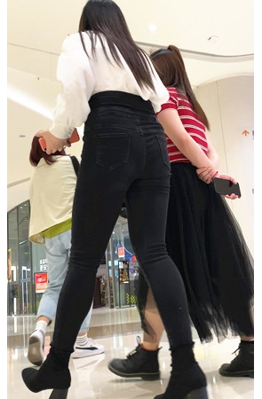 高腰黑牛仔裤美女