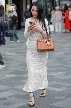 浅色包臀裙美女