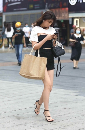 极品街拍长腿妹子