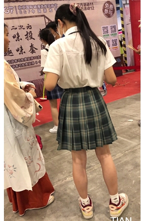百褶裙妹子