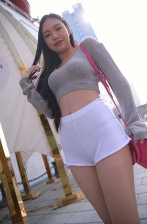 不吃鸡蛋街拍作品  白色热裤美女 [980P-22.5GB]