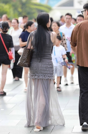 灰色网纱裙拖鞋