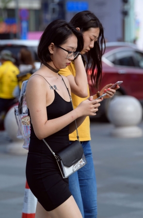 黑色吊带美女