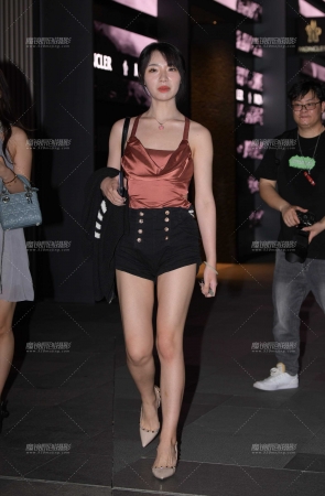 热裤美背小姐姐