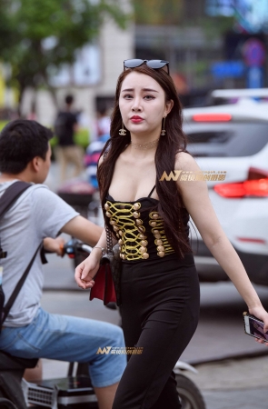 红色高跟鞋丰挺美女