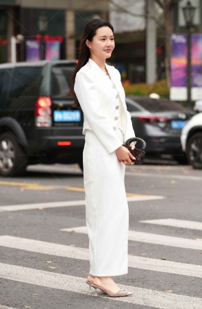 街拍白长裙韵味女人