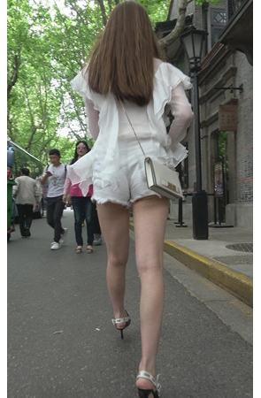 漂亮的白色热裤裸腿美女