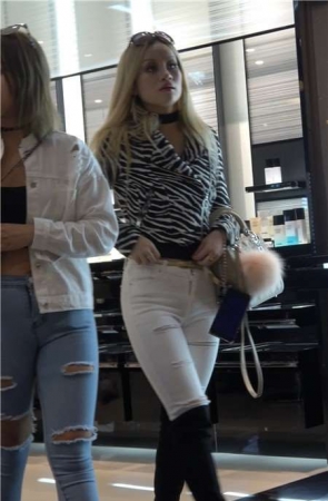 4K长靴紧身白裤街拍大洋马 [1.84 GB]