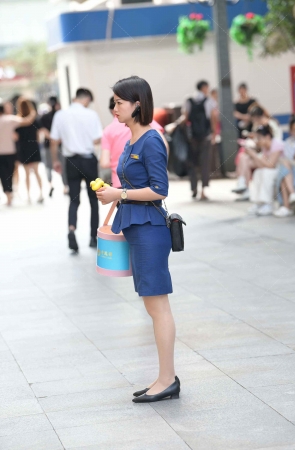 偶遇发小礼品的工装R丝美女