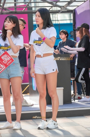 B46、有曲线的展台美女