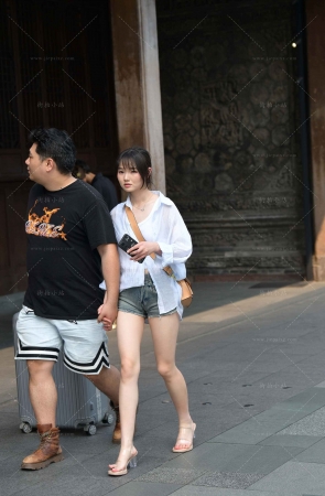 别人家的热裤美腿小女友