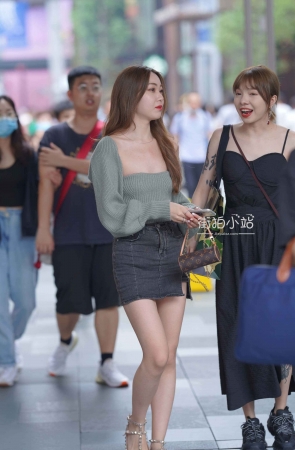 牛仔短裙小姐姐