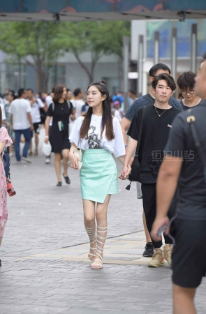 街拍罗马鞋美腿马尾辫美女