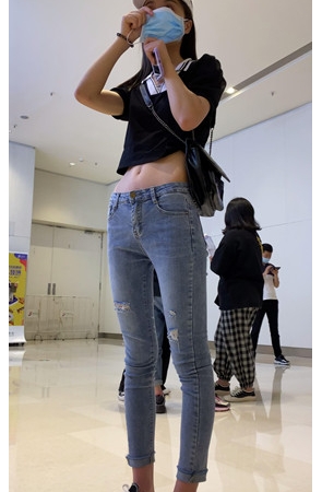 露腰的苗条长腿小姐姐